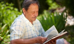 Зейнет жасында тіл үйрену: қазақ тілінің жаңа тынысы ма, әлде формалдылық па?